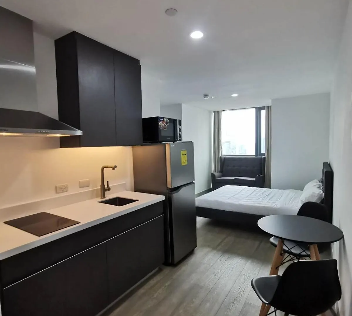 Luxury Condo At Century Spire In Central Makati Manila Apartment