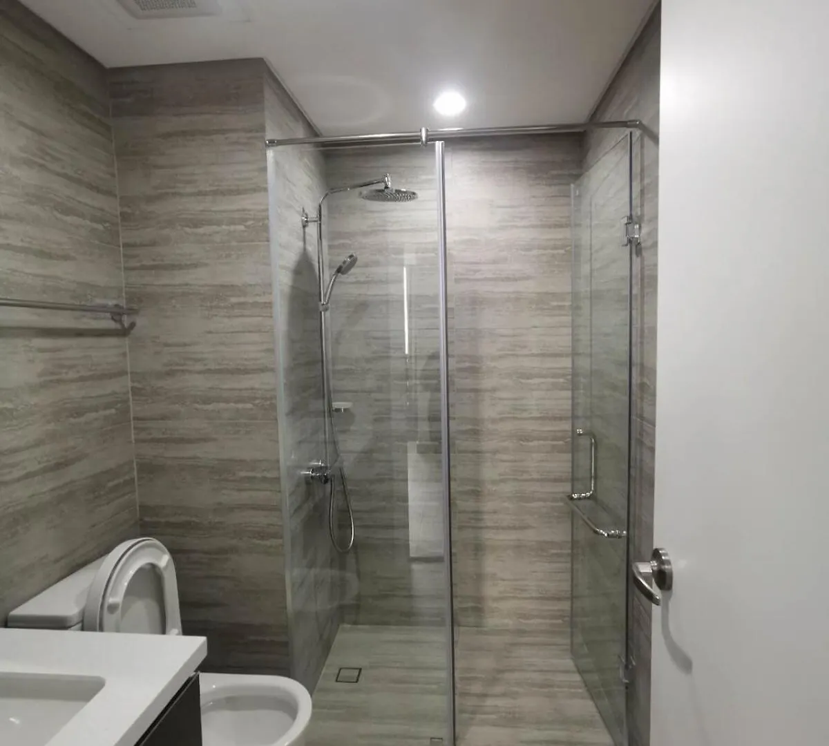 Apartment Luxury Condo At Century Spire In Central Makati Manila